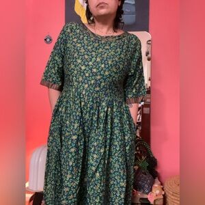 pretty vintage floral dress with pockets!